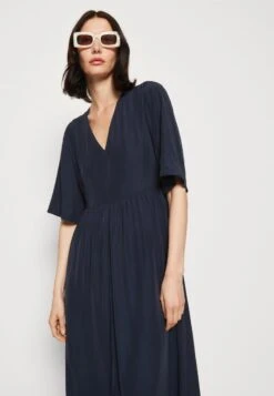Marc O'Polo DRESS FEMININE SHAPE V NECK WING SLEEVES - Maxikleid - Deep Blue Sea 9 Marc O'Polo DRESS FEMININE SHAPE V NECK WING SLEEVES - Maxikleid - Deep Blue Sea -Anna Field Verkäufe 0834b5c6fd604b1899fbdf952f2638ff